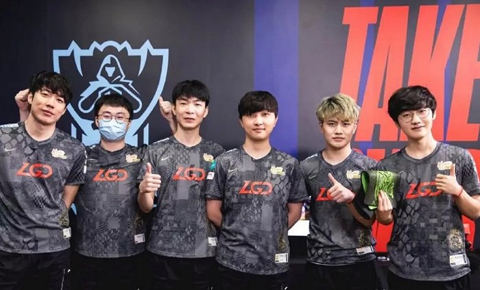 再次展现出 再次展现出